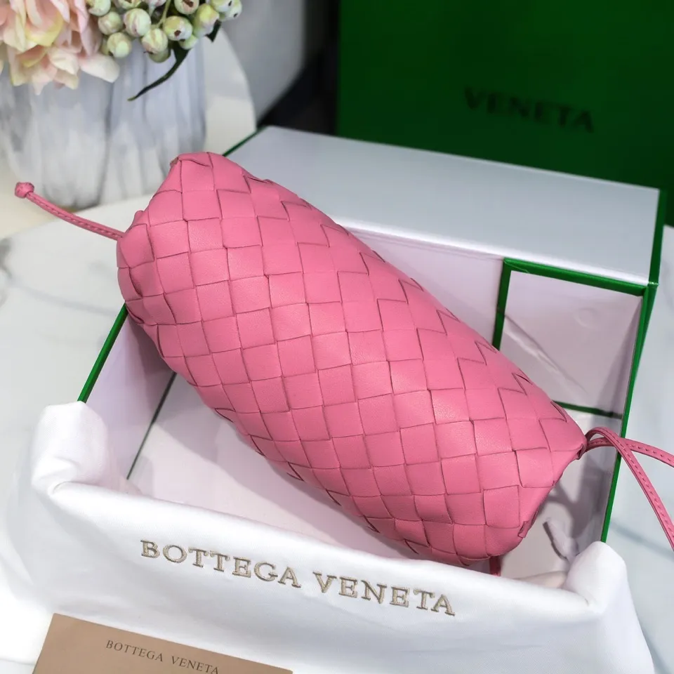 Batch 1260 large grid weaving The pouch cloud bag is the first series designed by former Celine designer Daniel Lee after joining BV. The upper body is extremely ecstatic ~ fashionable and classy ~ elegant and concise, lazy and intellectual size: 23*13*8 [Little Cloud Rough Weave#]